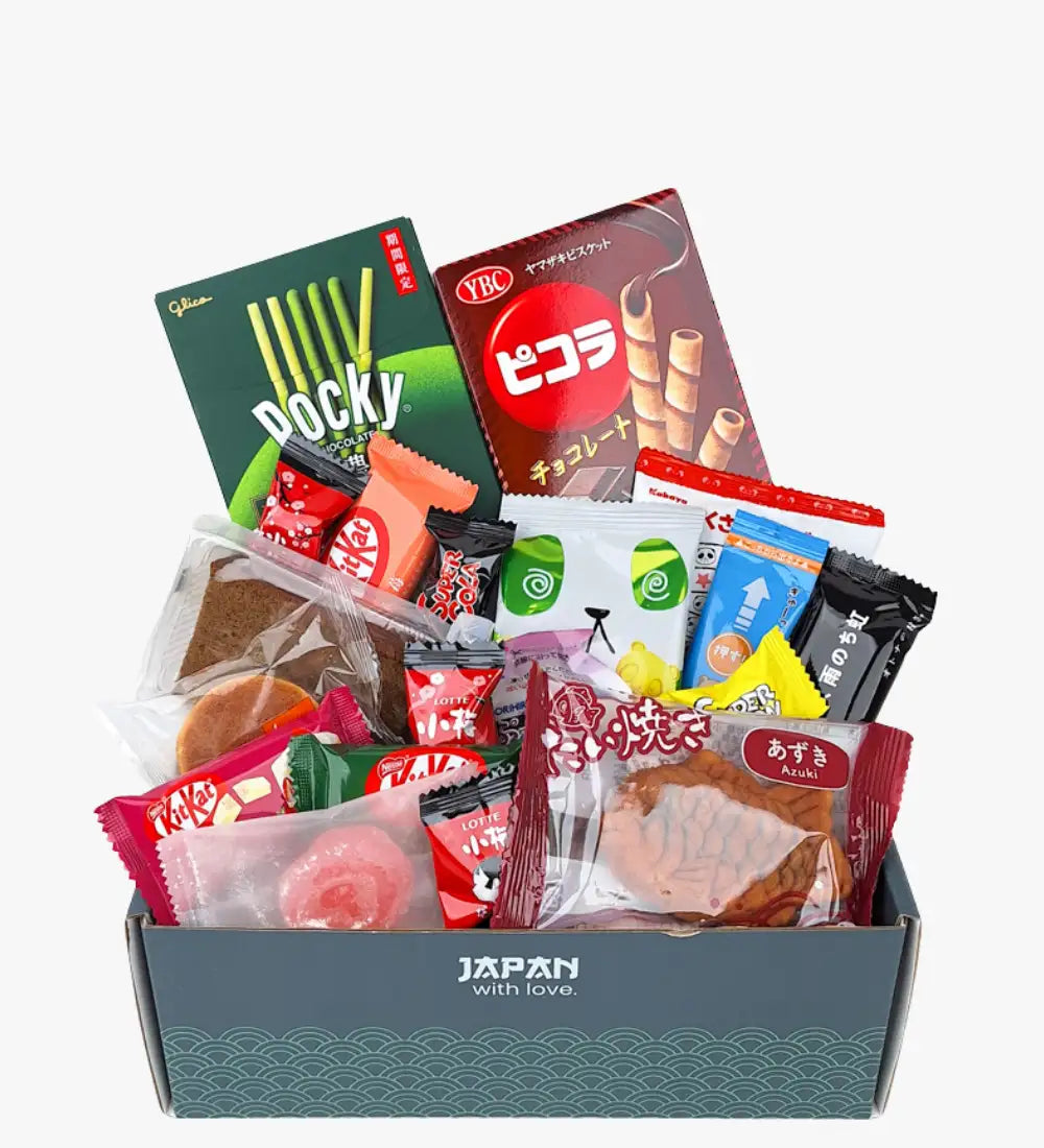 Een grijze geschenkenbox gelabeld ’japan with love’ gevuld met diverse Japanse snacks inclusief pocky, kitkat en azuki-koekjes.