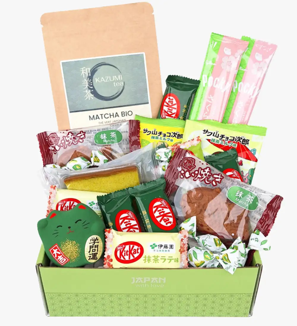 Groene Japanse geschenkdoos gevuld met matcha-gebakjes en lekkernijen