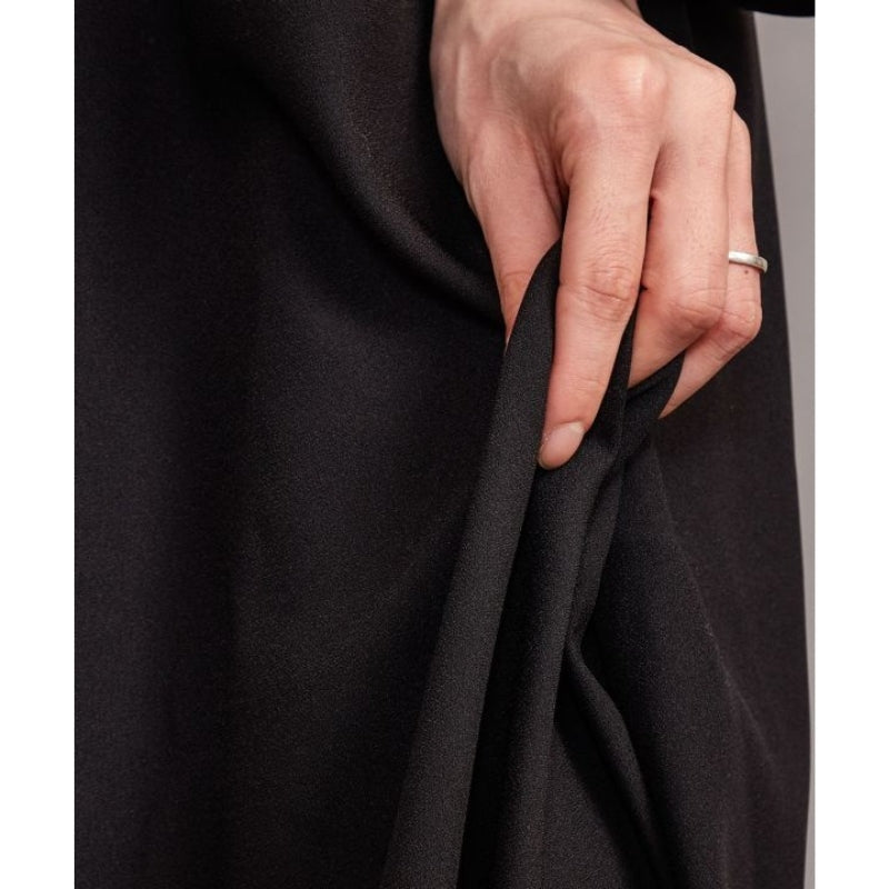 Zwarte moderne Japanse jurk