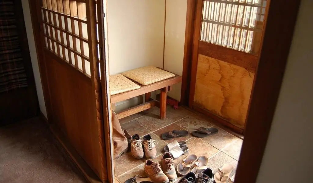 schoenen bij de ingang