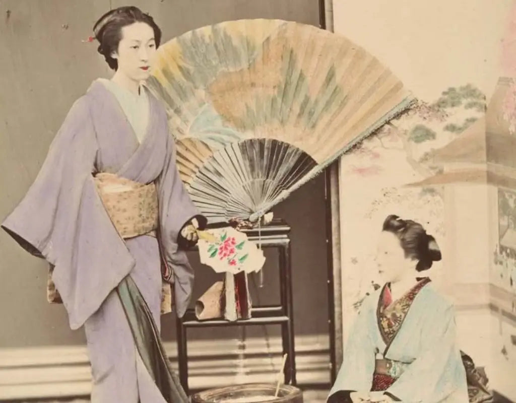 Japanse vrouwen met traditionele waaiers