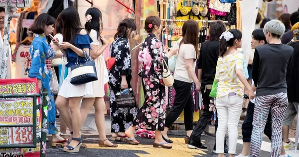 Jonge mensen dragen yukata in de wijk Harajuku