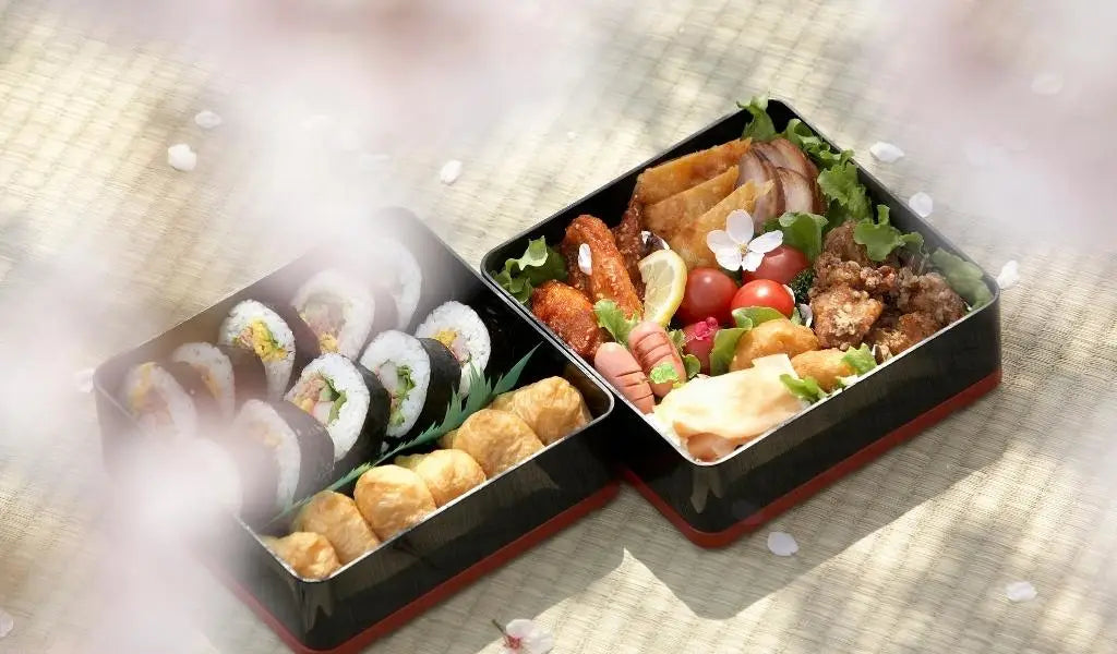 bento-lunch onder een kersenbloesemboom