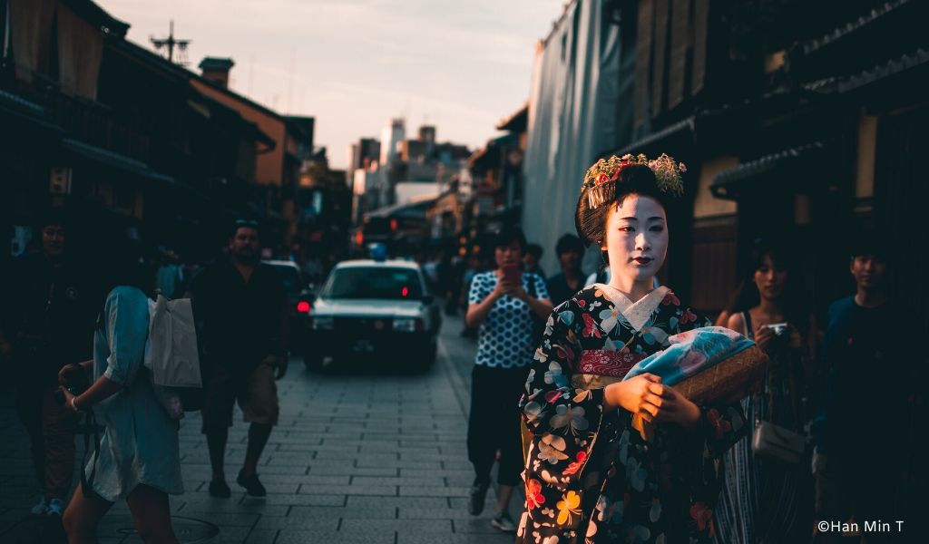 geisha in de straat