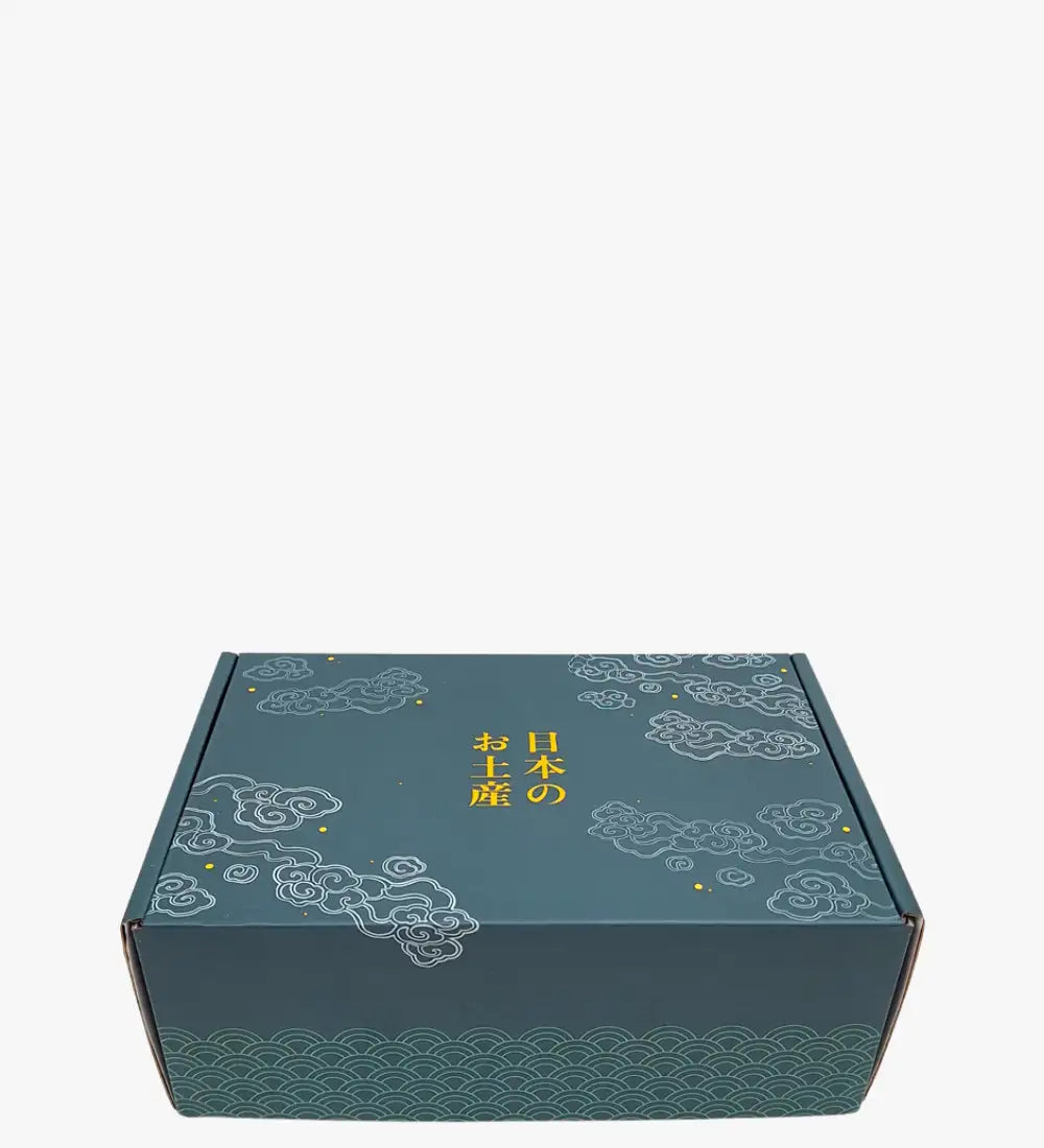 Groene kartonnen geschenkenbox versierd met witte wolk- en golfpatronen, met gouden Japanse karakters.