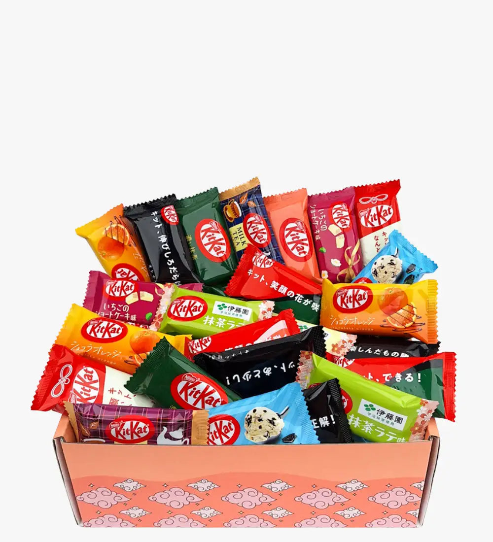 Een levendige verzameling KitKat-chocoladerepen in kleurrijke, gevarieerde wikkels genesteld in een roze gepatroniseerde geschenkenbox.