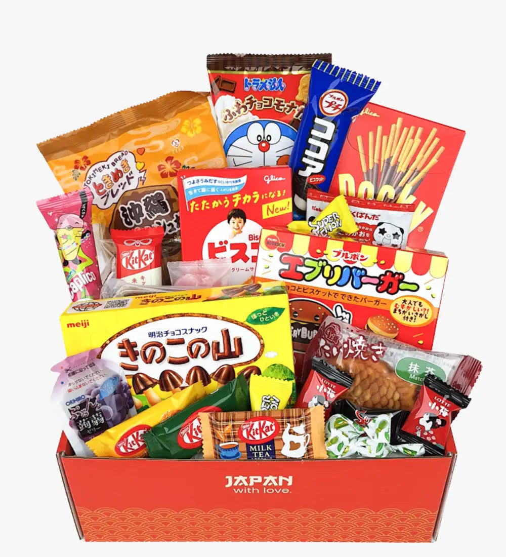 Rode kartonnen doos gelabeld 'japan with love' gevuld met geassorteerde Japanse snacks.