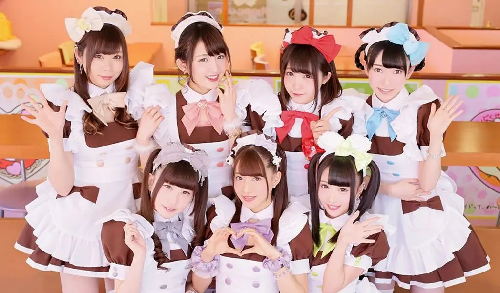 Maid Café serveersters in hun maid kostuum